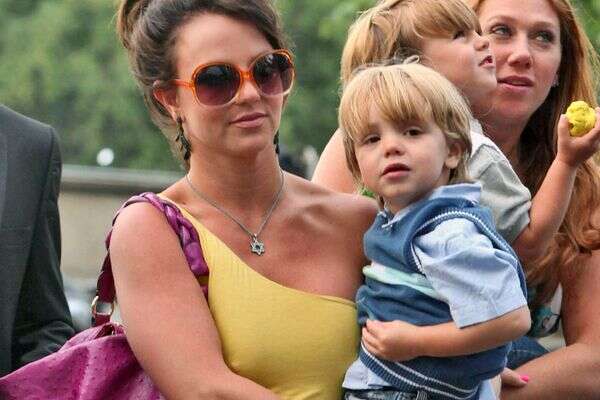 בריטני ספירס עם הבנים פרסטון וג'יידן בצרפת, 2009 , BAUER GRIFFIN/BIGPICTURESPHOTO.COM