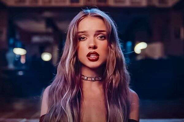 אנה זק , מתוך הקליפ "לא להתאבסס"