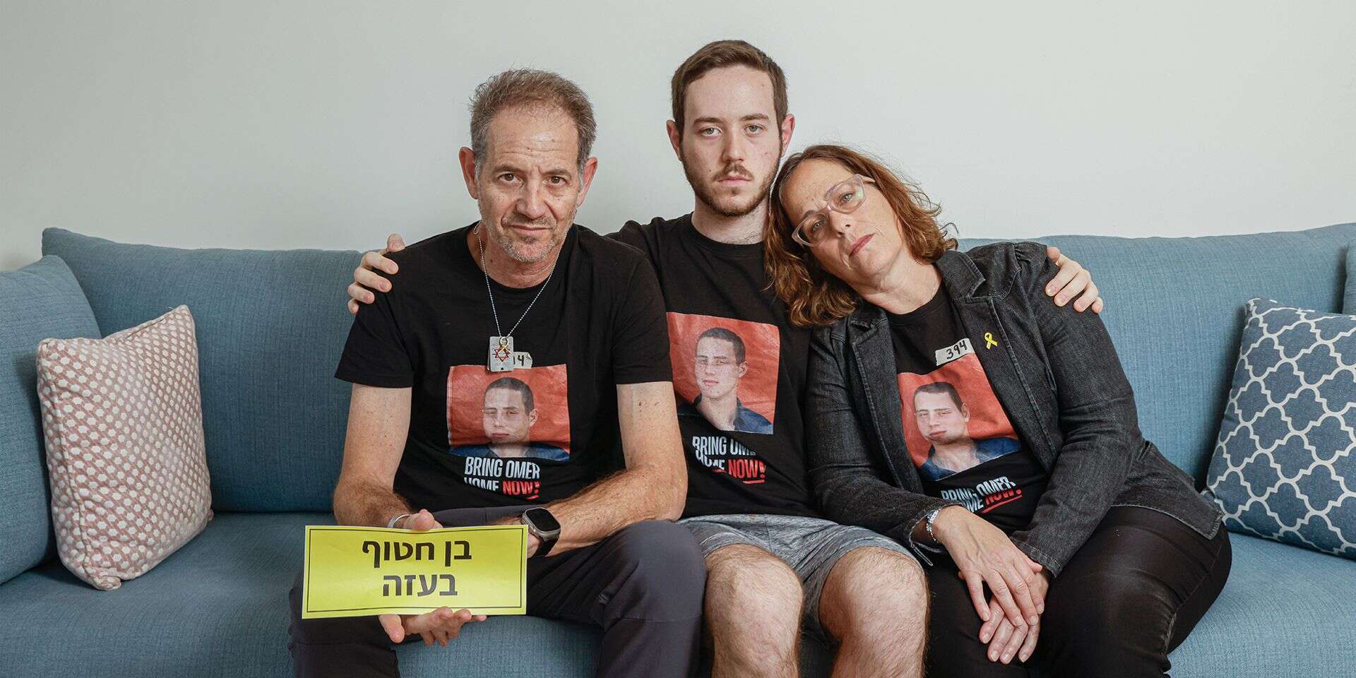 אורנה ורונן נאוטרה ובנם דניאל, לובשים חולצות עם דיוקן הבן עומר. "מול רוע נוראי אנחנו פוגשים המון טוב" , יהושע יוסף