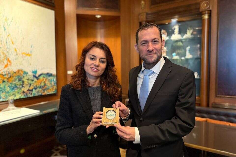 דגן בפרלמנט בבריסל , חופשי