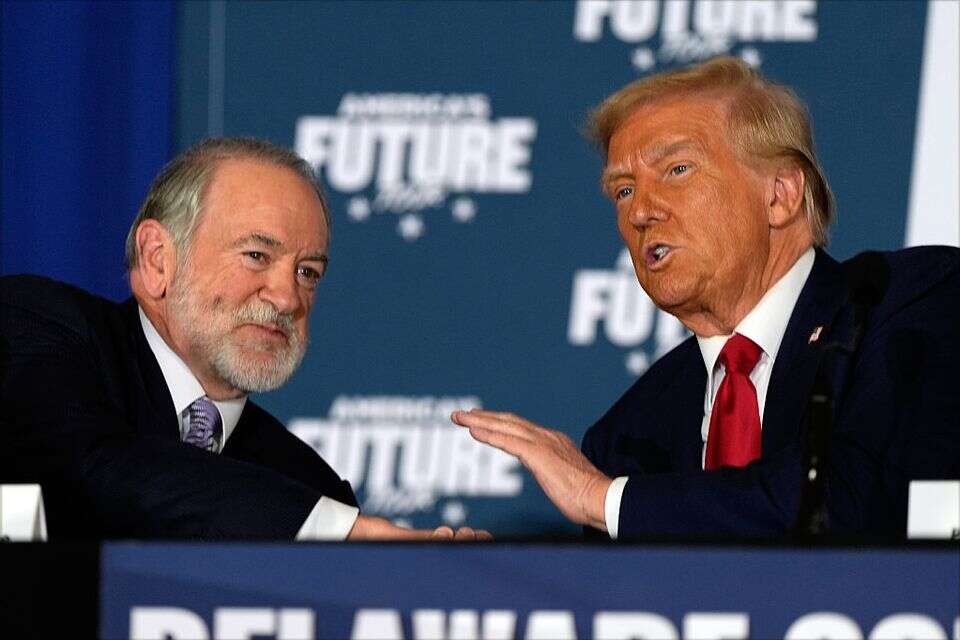 מייק האקבי באירוע בחירות עם דונלד טראמפ , אי.פי