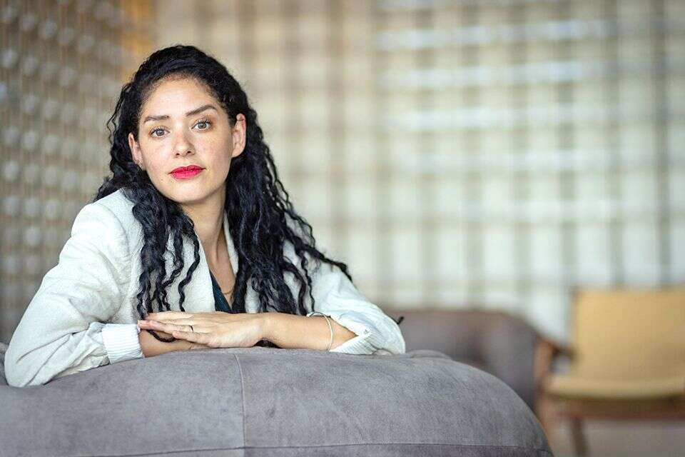 גבירץ. "לא יכולתי שלא להציג גם את האהבה שבכל זאת עוברת מדור לדור, את היכולת להתגבר" , אריק סולטן