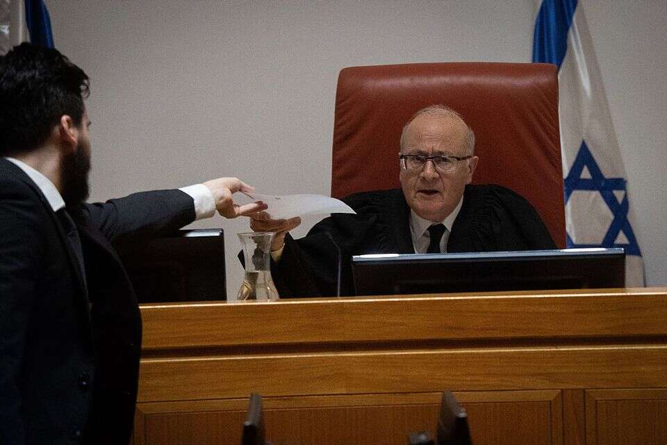 השופט אלרון בדיון על מעצרו של החשוד בגניבת מסמכים אלי פלדשטיין , אורן בן חקון