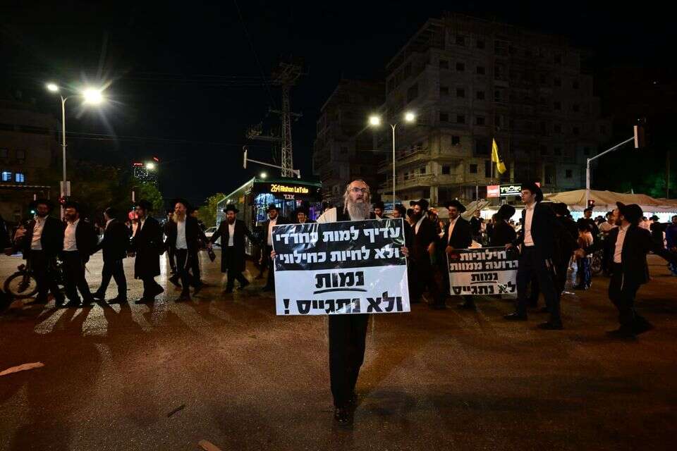 מפגיני פלג הרב פרידמן חוסמים את רחוב ז'בוטינסקי בבני ברק. , יוסי זליגר