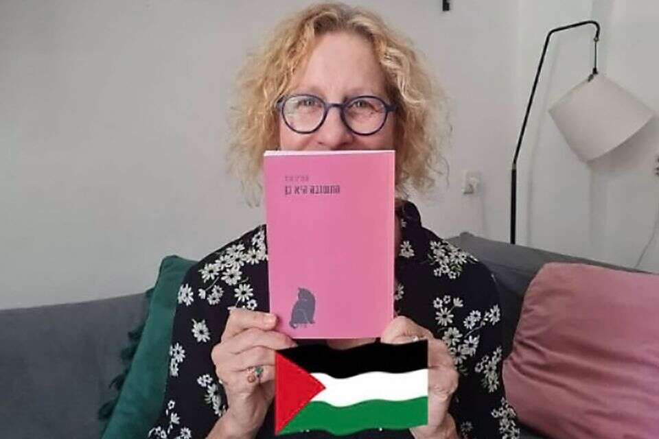 המורה עמליה הדר בפוסט עם דגל פלשתין , מתוך פייסבוק
