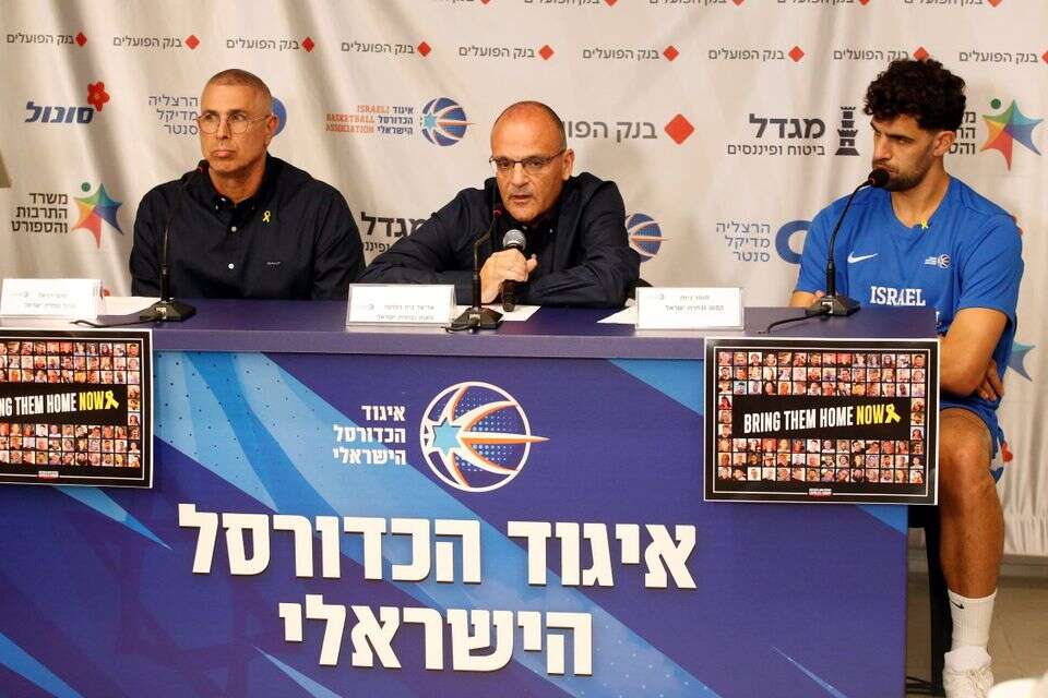 אריאל בית הלחמי לצד תומר גינת ומוטי דניאל במסיבת העיתונאים , אלן שיבר