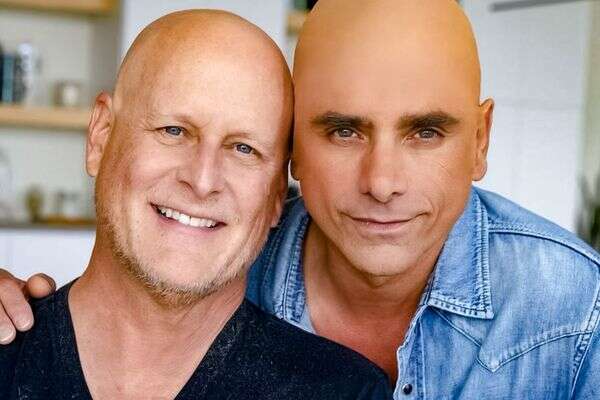 ג'ון סטיימוס ודייב קולייר עם קרחת , מתוך האינסטגרם של ג'ון סטיימוס