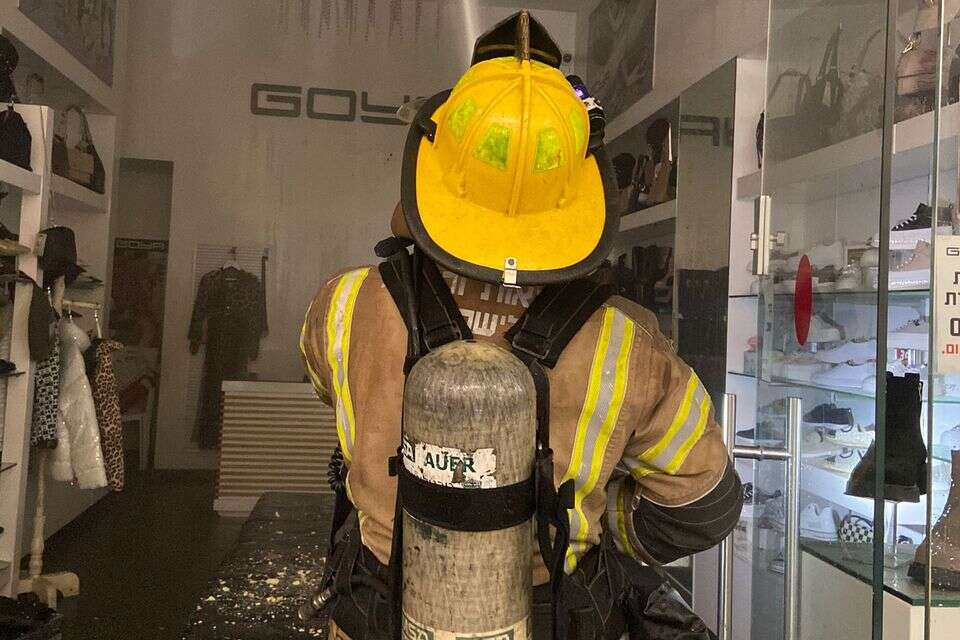 פעולות כיבוי בשריפה שפרצה בקניון בפתח תקווה , דניס שפירא כבאות והצלה לישראל