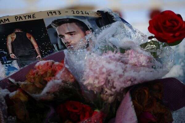 מחווה לליאם פיין ביום הלווייתו , REUTERS/Phil Noble