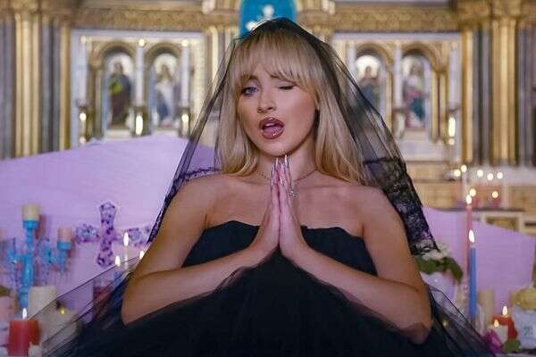 סברינה קרפנטר , מתוך הקליפ Feather