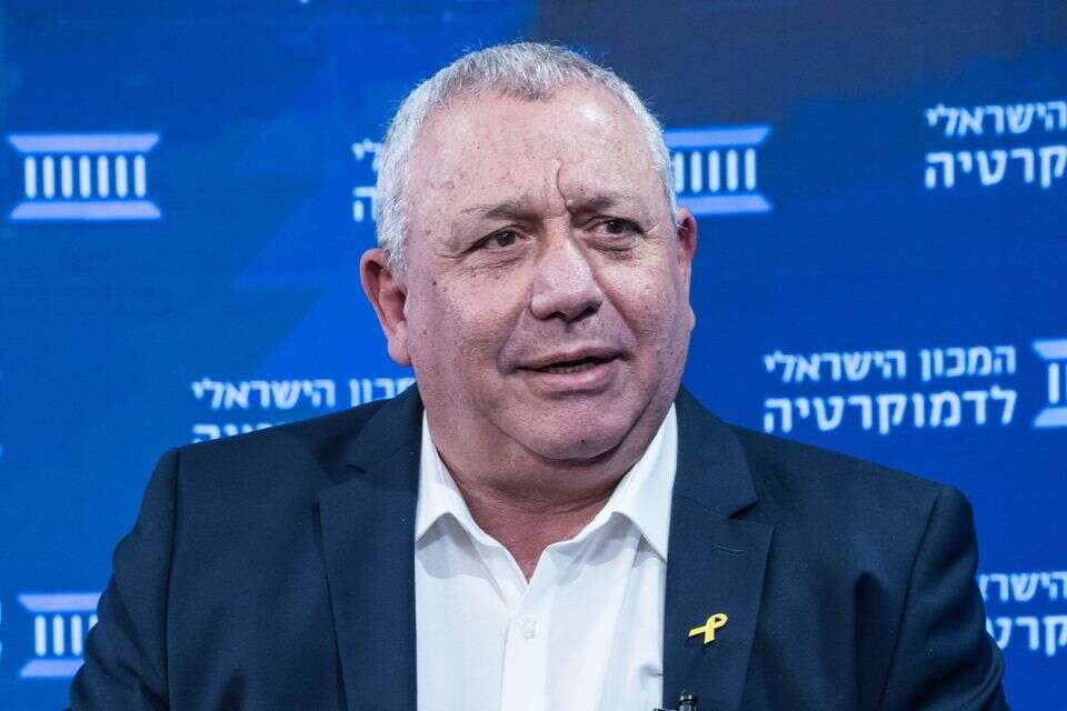 האם גם הפעם נזכה לראות מפלגה חדשה כובשת את המערכת הפוליטית הישראלית. יו"ר מפלגת "ישר!" גדי איזנקוט , עודד קרני