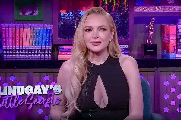 לינדזי לוהן באולפן Watch What Happens Live עם אנדי כהן , מתוך התוכנית