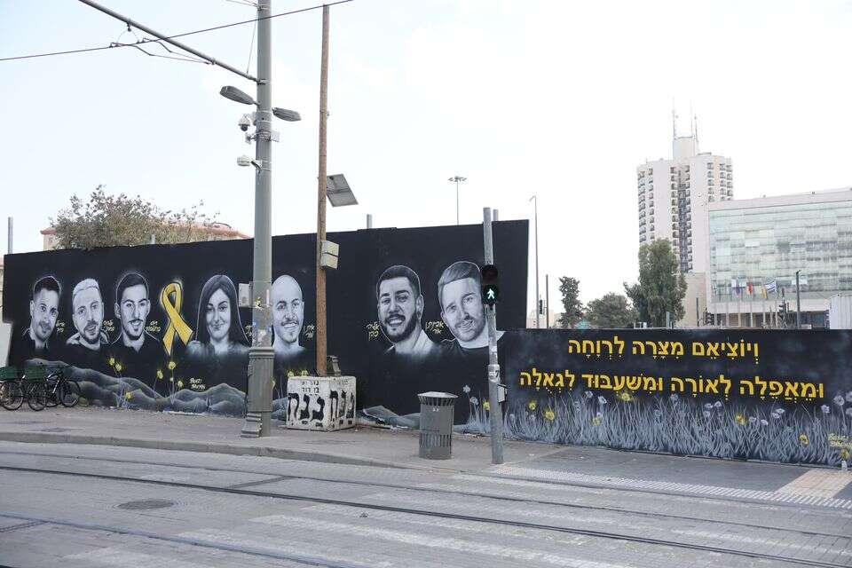 "שלב מתקדם במו"מ". ציור קיר ענק של החטופים  , ארנון בוסאני