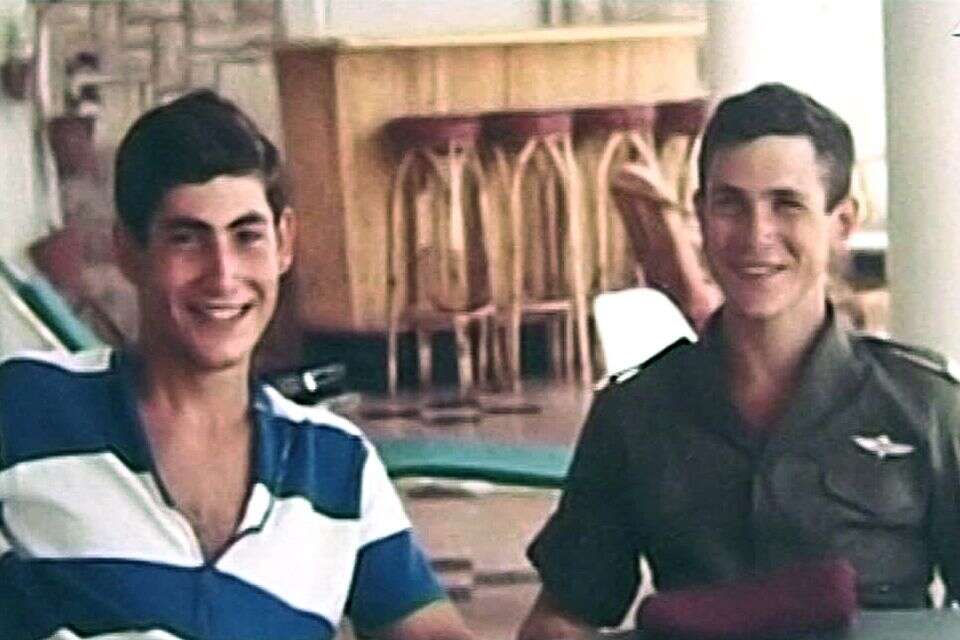 בנימין נתניהו ויוני נתניהו ז"ל , מתוך עמוד הפייסבוק של רה"מ בנימין נתניהו