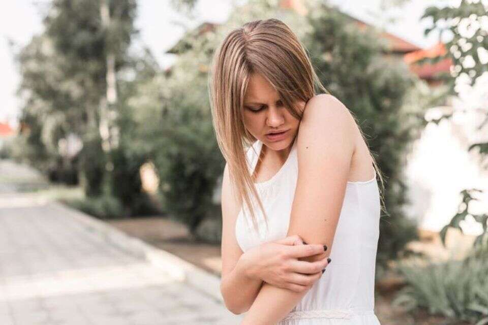 גרד בעור הוא תופעה נפוצה, אך האם ייתכן שהוא מצביע על חולי משמעותי , freepik