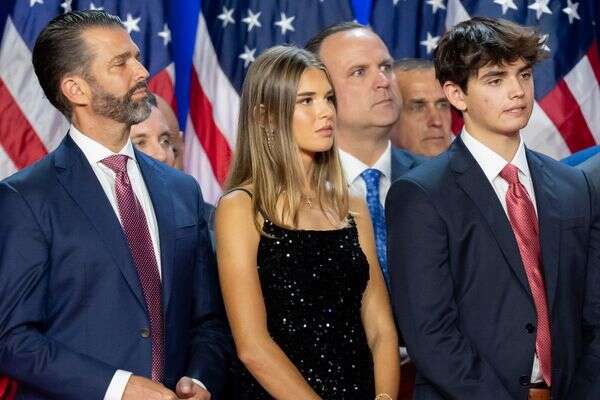 קאי טראמפ (במרכז) ליד אבא דונלד טראמפ ג'וניור , AP Photo/Alex Brandon