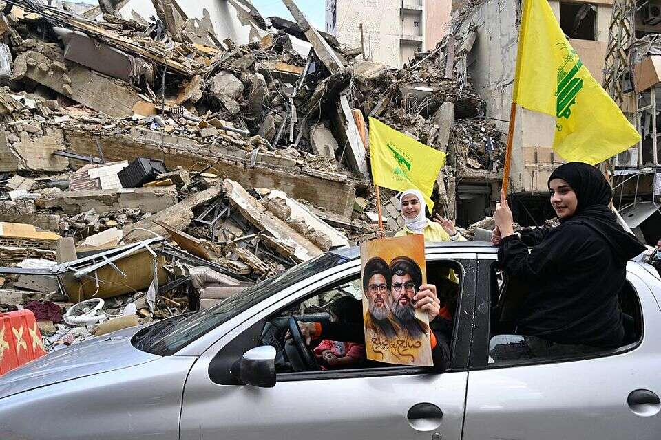 אחרי ההכרזה על הפסקת אש, תושבי לבנון חוזרים לבתיהם עם דגלי חיזבאללה , אי.פי.אי