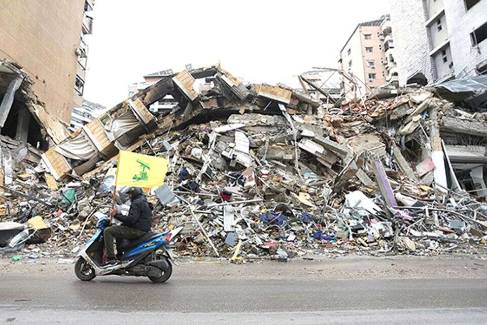 דגל חיזבאללה על רקע חורבות הדאחייה , איברהים אמרו
