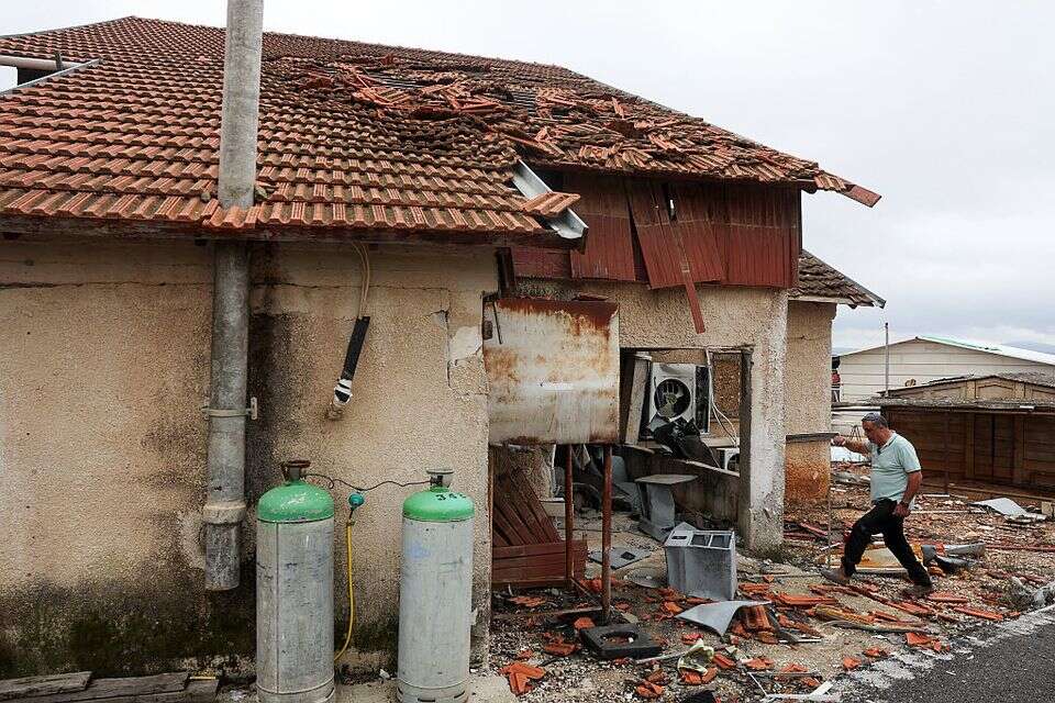 בית שנפגע באביבים. אפשר להתחיל לבנות ממ"דים , רויטרס