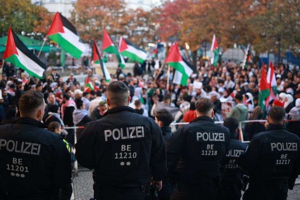 כוחות משטרת ברלין מול הפגנה אנטי-ישראלית , אי.פי.אי