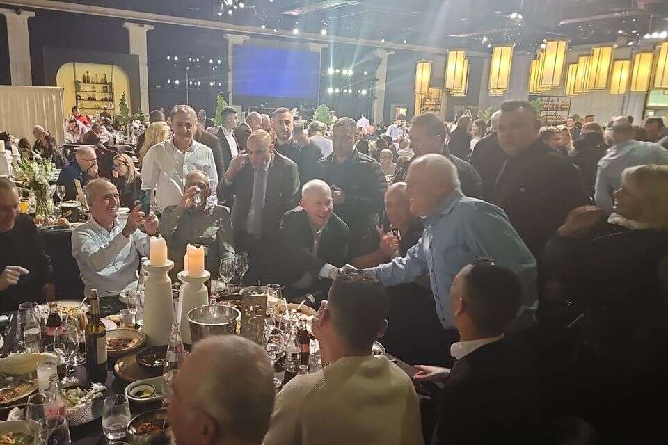 גלנט וחברי ליכוד בחתונת בתה של ח"כ קטי שטרית , ללא