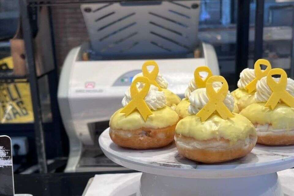 סופגניות עם סמל החטופים , ניסים נחום, מתוך הפייסבוק