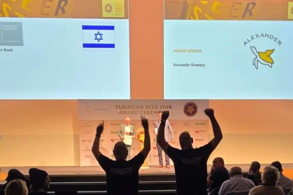 אורי שגיא וליאור בלמס, עלו לבמה על רקע השיר "הוריקן" , יח"צ בירה אלכסנדר