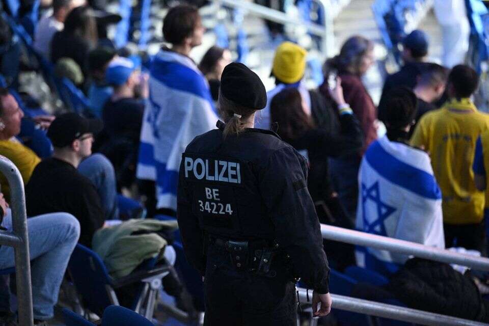 שוטרת מאחורי אוהדי מכבי תל אביב בברלין. אבטחה כבדה בגרמניה , רויטרס