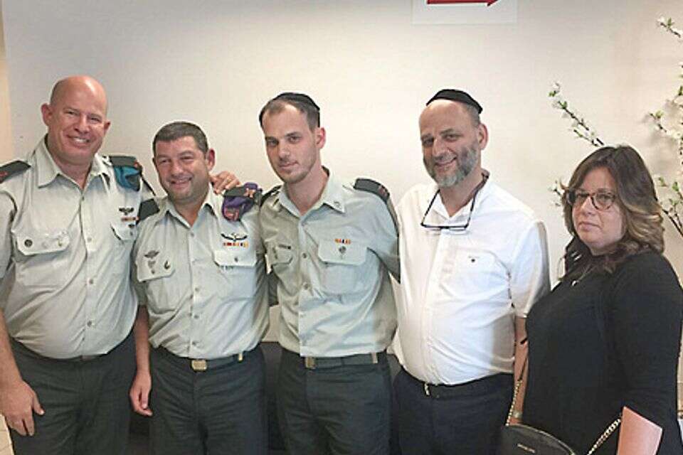 מימין לשמאל: בינה ויהושוע פלדשטיין, אלי פלדשטיין, תא"ל (מיל) עופר וינטר, אלוף (מיל) הדי זילברמן , מתוך האלבום המשפחתי