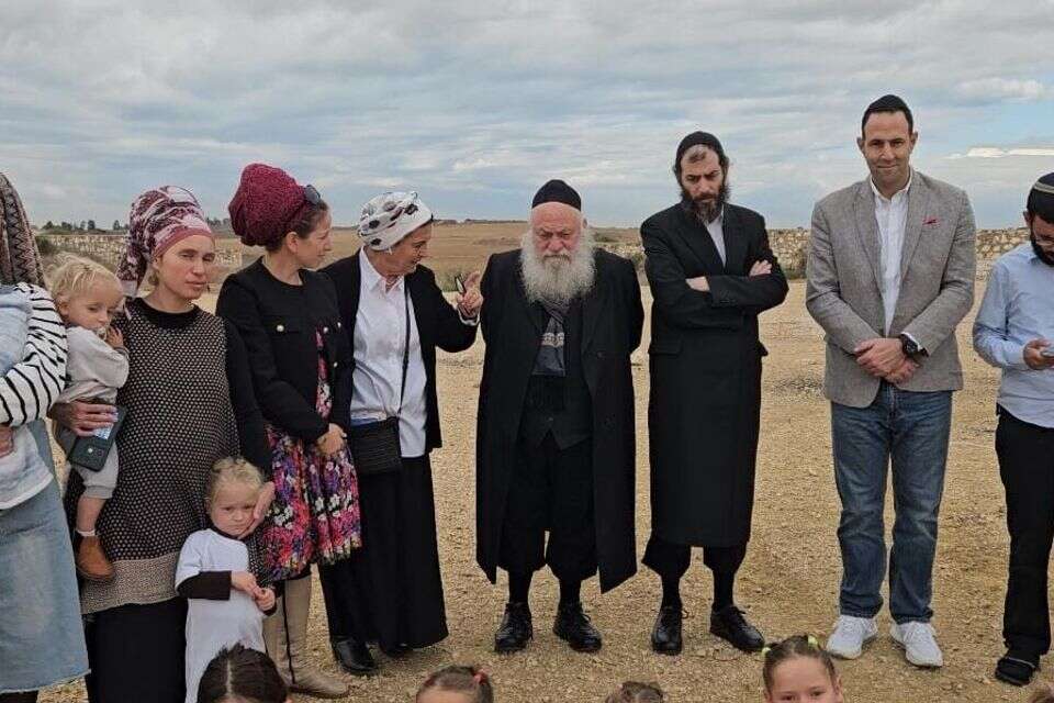 גולדקנופף ובבצ'יק הגיעו לציר נצרים עם "תנועת נחלה" , ללא קרדיט