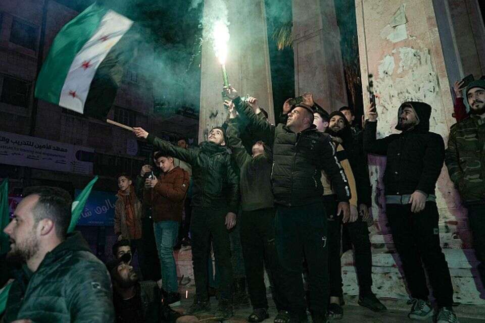תושבי העיר אידליב בצפון סוריה חוגגים את השתלטות המורדים על חלב , AFP