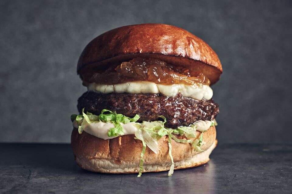 1+1 על המבורגרים במרלן עד סוף השנה , אמיר מנחם