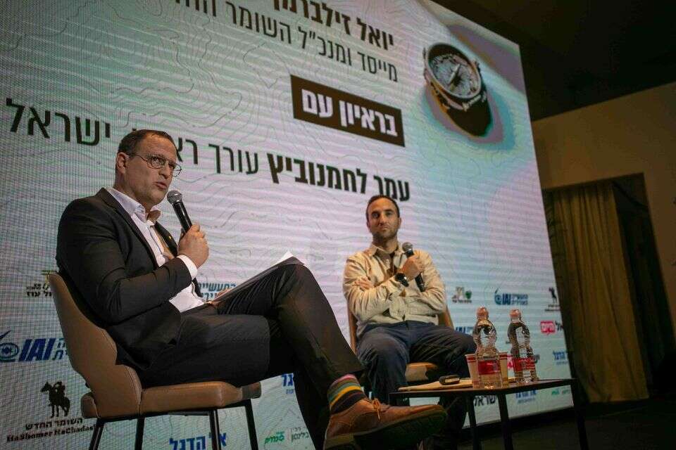 העורך הראשי עמר לחמנוביץ עם יואל זילברמן, מנכ"ל השומר החדש , אורן בן חקון