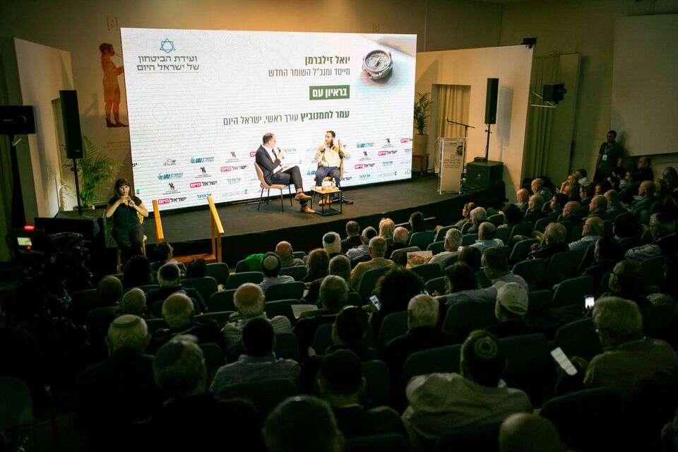 העורך הראשי עמר לחמנוביץ עם יואל זילברמן, מנכ"ל השומר החדש , אורן בן חקון
