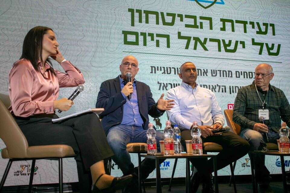הפאנל בהנחיית הכתבת לענייני צבא וביטחון, לילך שובל , אורן בן חקון