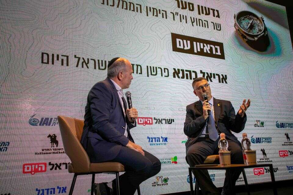 השר גדעון סער עם הכתב המדיני של "ישראל היום" אריאל כהנא , אורן בן חקון