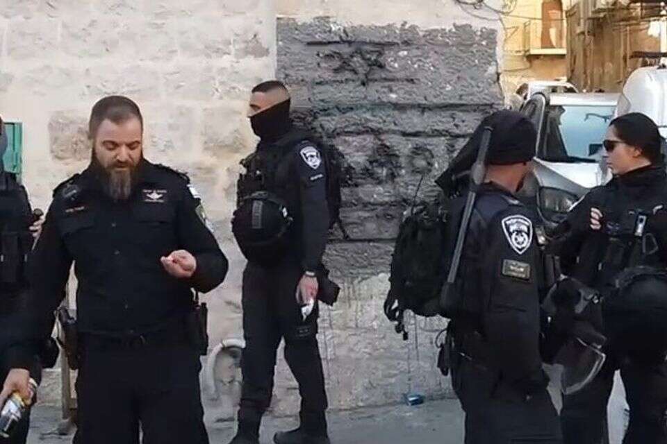 שוטר מרסס גרפיטי במאה שערים , חדשות מלכתחילה