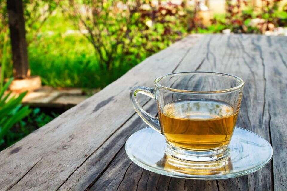 כוס תה בגינה , patpitchaya / Shutterstock