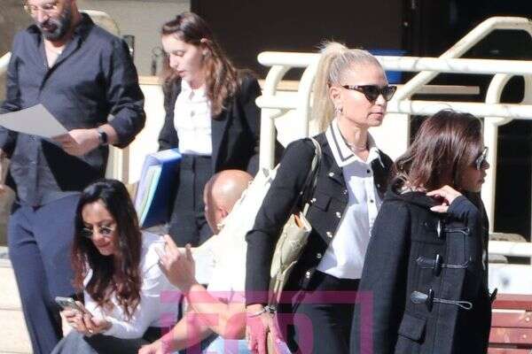 מיכל הקטנה וניר ויצמן ביציאה מהרבנות , ניר פקין