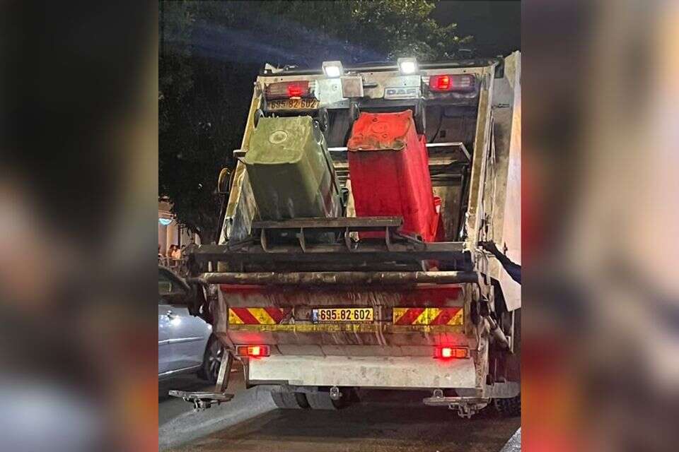 תמונה ויראלית של פח אדום ופח ירוק מפונים לאותה משאית , שימוש נעשה בהתאם לסעיף 27א לחוק זכויות יוצרים