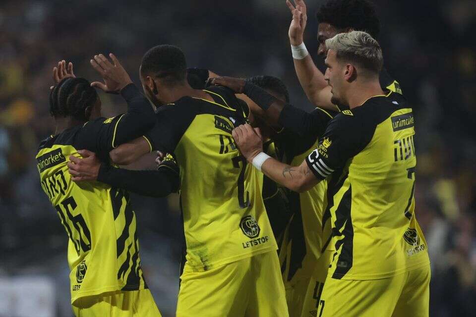 שחקני בית"ר חוגגים, הערב בטדי , אורן אהרוני