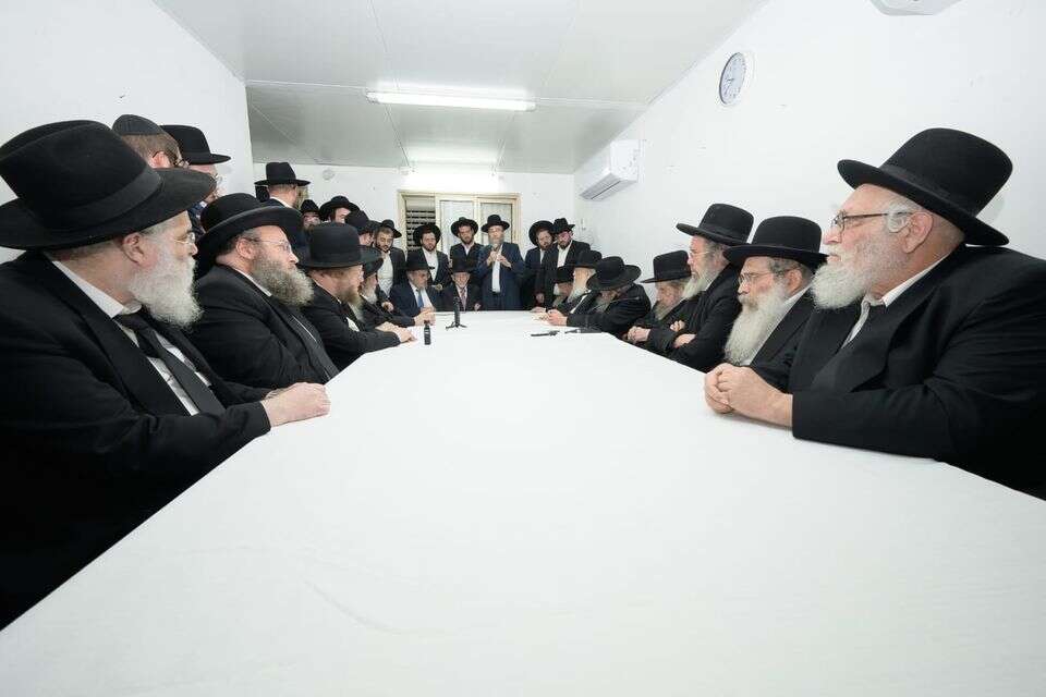 כינוס החירום החרדי בבית הרב לנדו, אמש , מנדי רוט