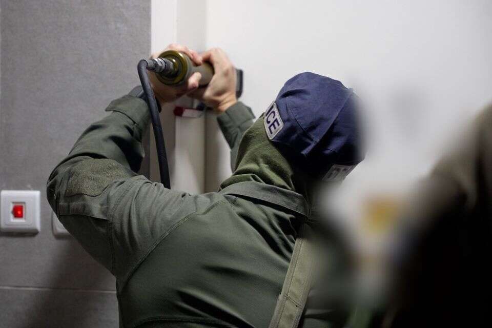 פריצה לבית החשודים לביצוע המעצר , דוברות המשטרה