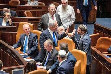 פחות מ-30% היו בעד קולאיציה צרה במהלך אפריל 2025. נתניהו, סמוטריץ' וחברי הקואליציה בהשבעת הממשלה , אורן בן חקון