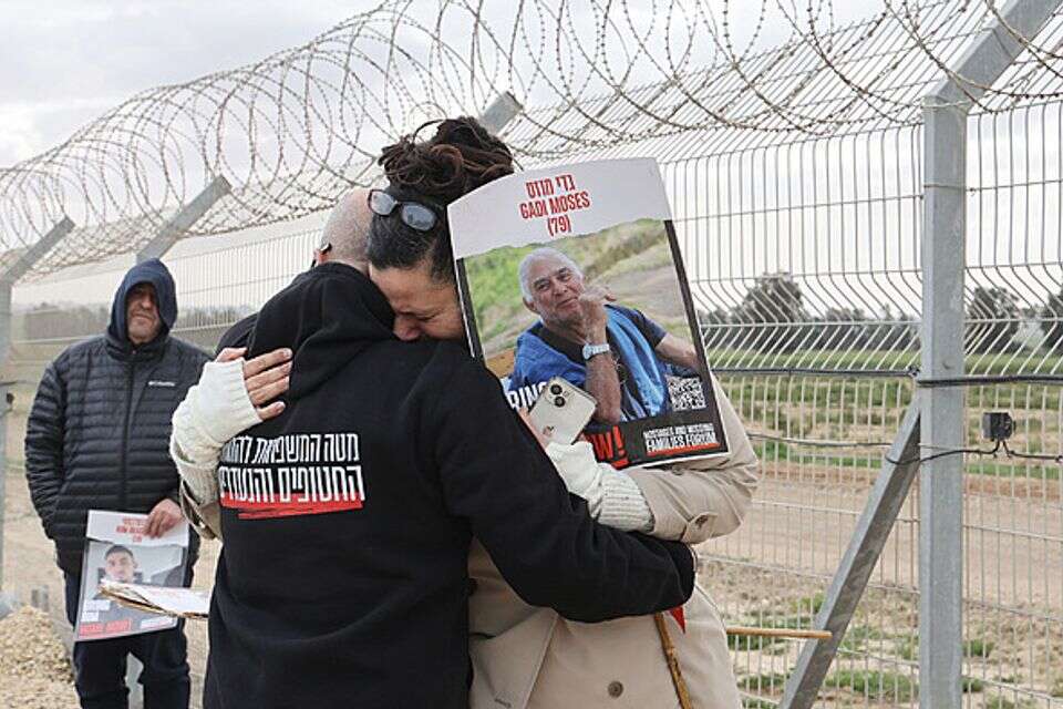 בני משפחתו של גדי על הגדר בקיבוץ נירים , יהונתן שאול