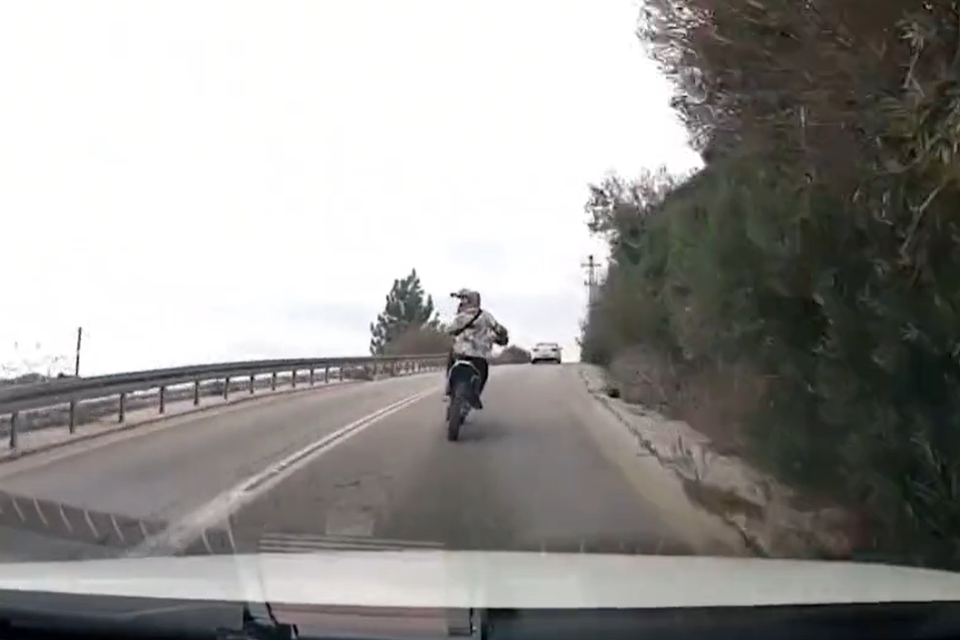 סימן תנועה מגונה ונמלט. תיעוד המרדף אחר רוכב האופנוע , דוברות המשטרה