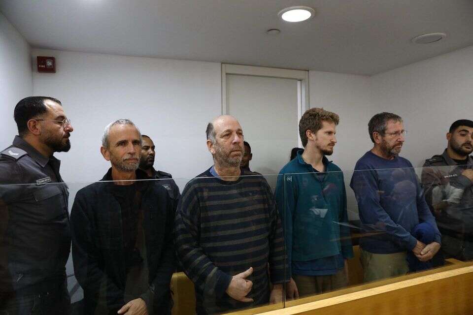 הנאשמים בירי נורי תאורה לבית רה"מ, מימין לשמאל: עפר דורון, גל דורון, אמיר שדה, ואיתי יפה , מישל מכול