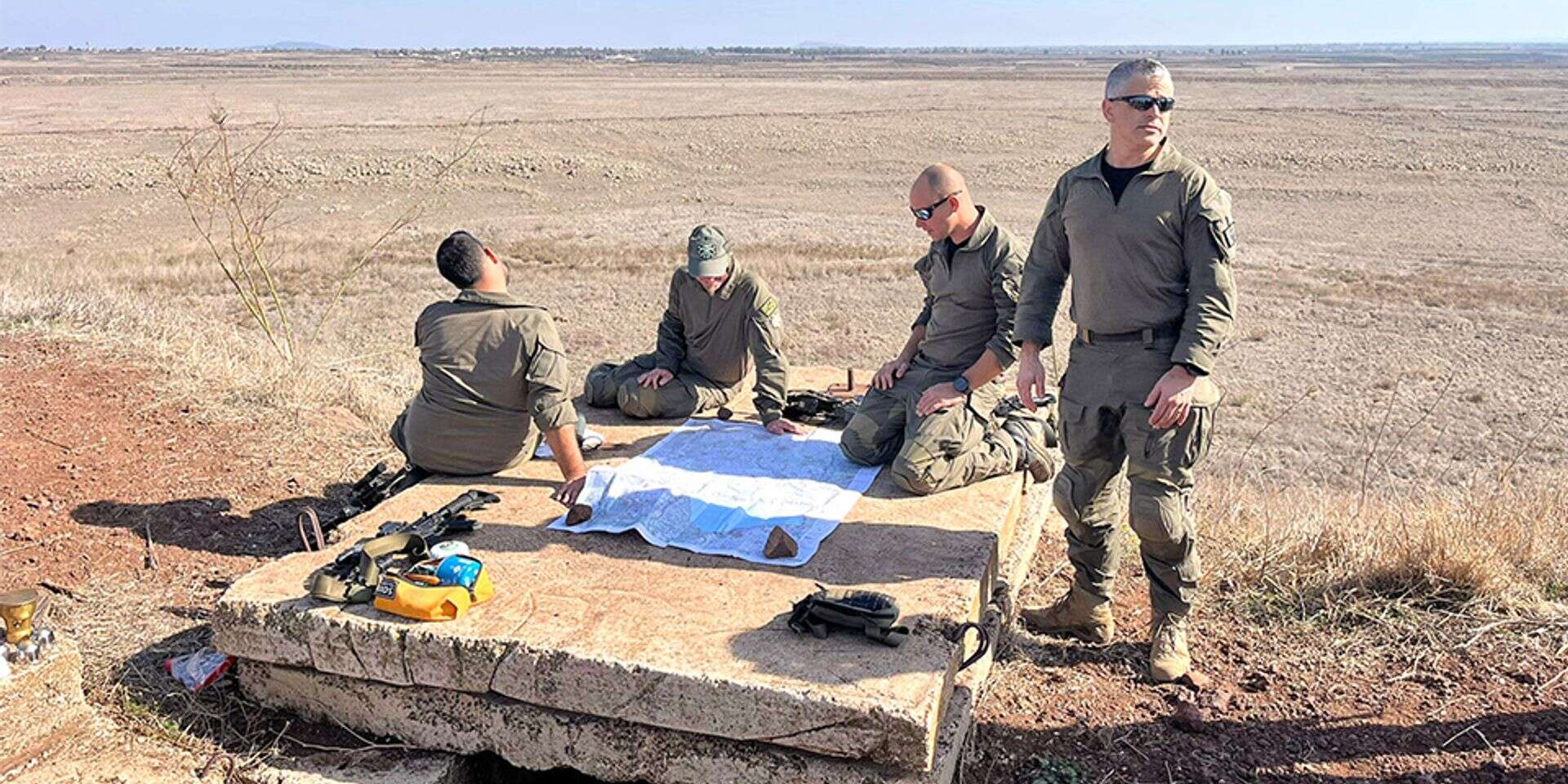 עם מפה פתוחה. לוחמי כיתת הכוננות בגבול ישראל סוריה , .