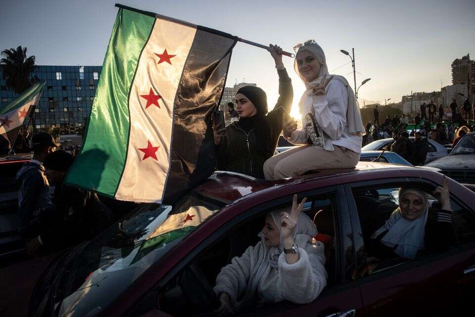 אזרחים סורים עם הדגל החדש , GettyImages
