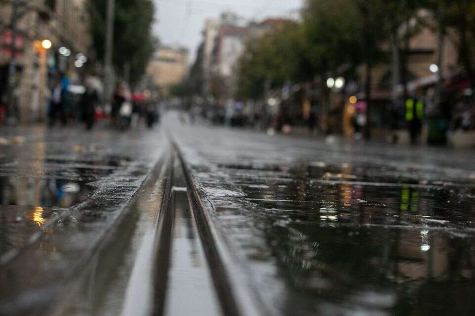 הגשם נשאר , אורן בן חקון